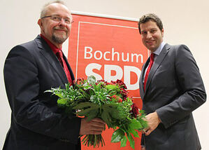 Thomas Eiskirch gratuliert Axel Schäfer zur Nominierung. Foto: Bochums Schröder