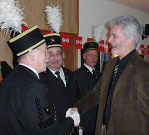 Hermann Päuser (r.) freute sich sehr über die Überraschung seines Ortsvereins und über die Gratulation der Knappen.