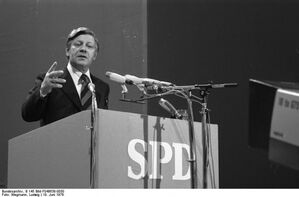 Helmut Schmidt auf einem SPD-Parteitag in Dortmund (Urheber: Bundesarchiv).