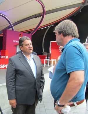 Sigmar Gabriel steht in Dortmund Rede und Antwort.