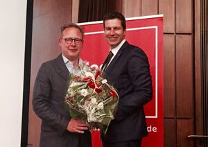 Der neue und der alte Vorsitzende: Thomas Eiskirch gratuliert sienem Nachfolger Karsten Rudolph. Foto: spd-bochum.de