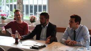 Serdar Yüksel (Mitte) redete Tacheles. Simon Schneider (r.) und Stefan Holtmann hörten interessiert zu.